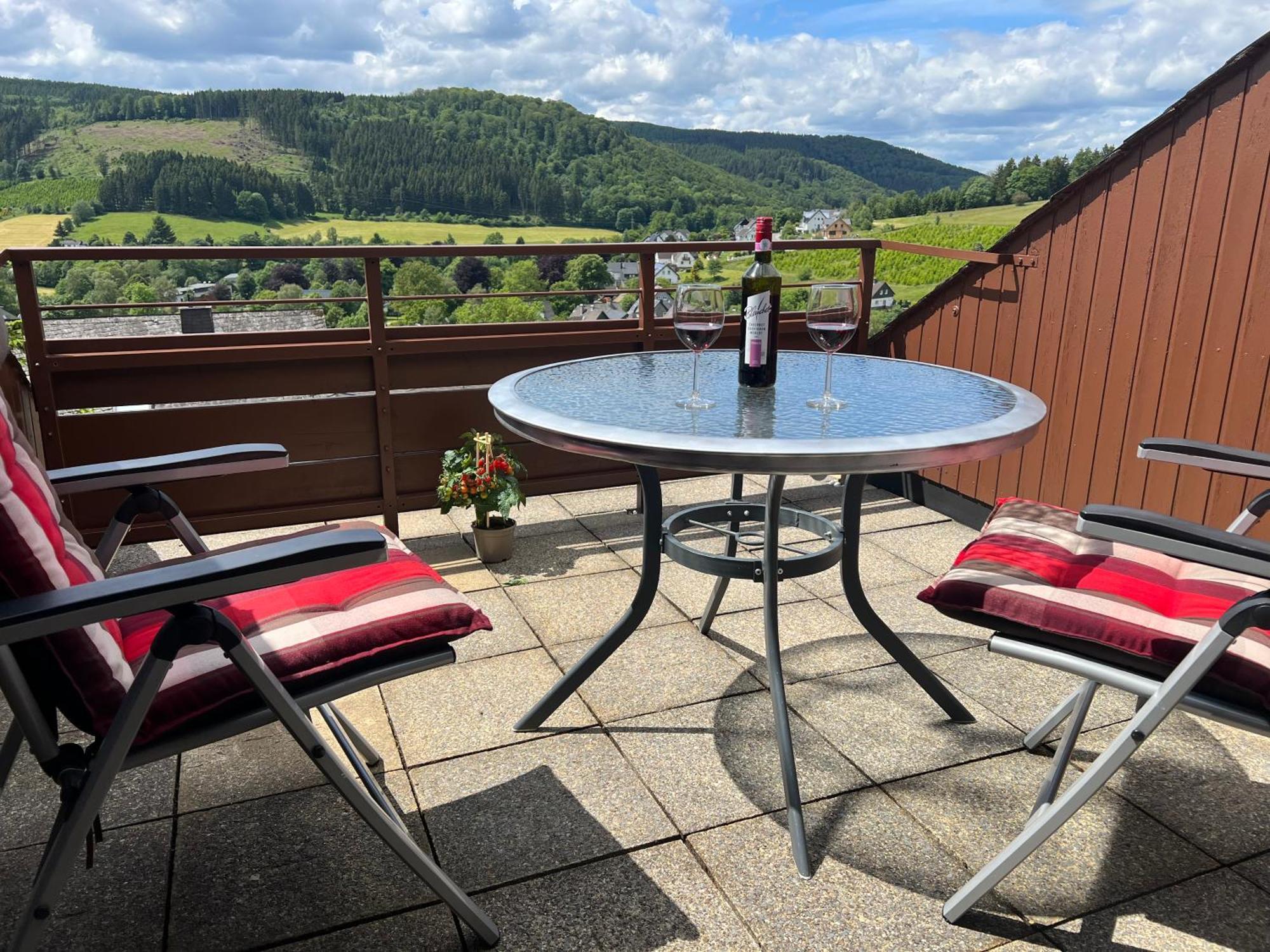 Gemuetliche 3-Zimmer-Wohnung Mit Panoramablick Und Kostenlosem Ueberdachten Parkplatz Winterberg Extérieur photo